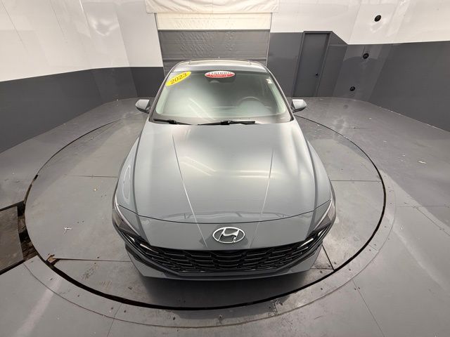 2023 Hyundai Elantra Limited photo 2