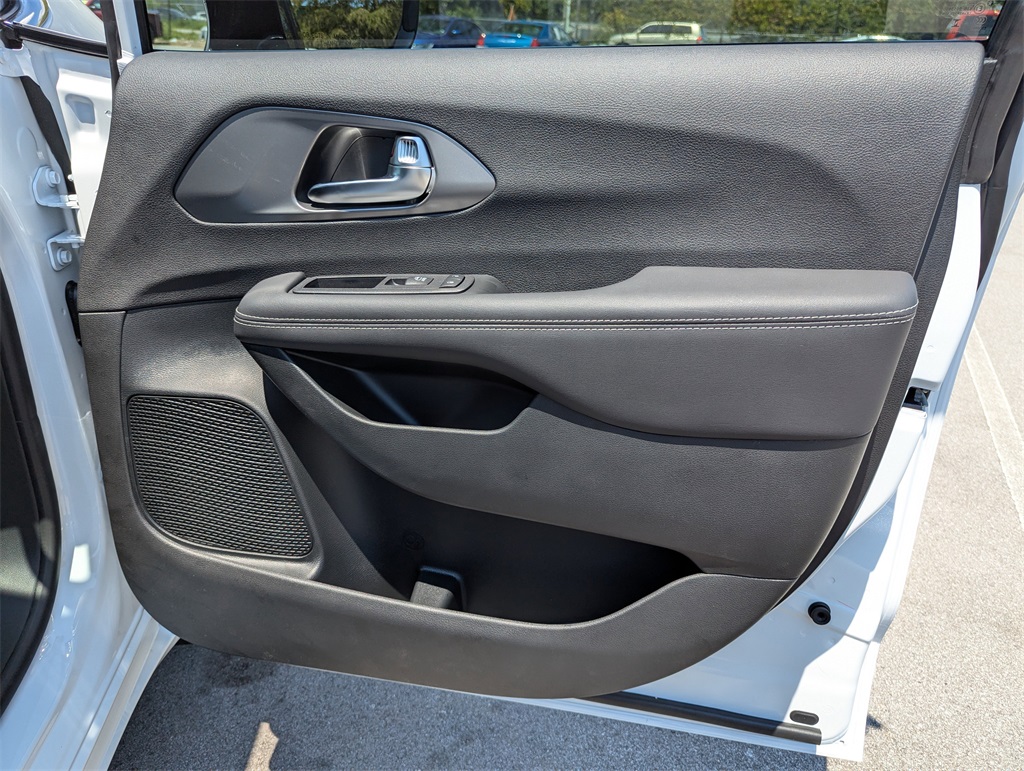 2026 Chrysler Pacifica photo 35