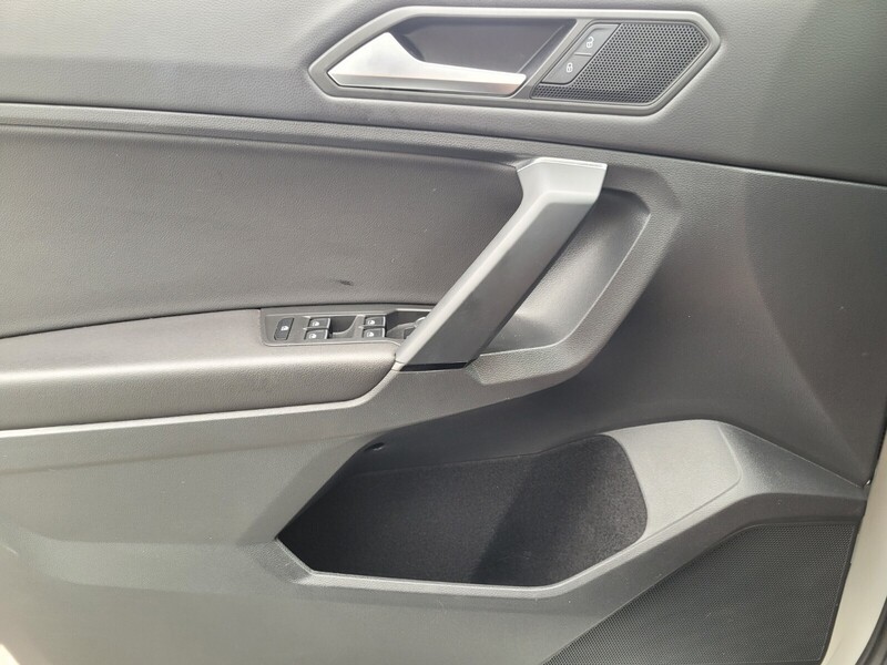 2019 Volkswagen Tiguan SE R-Line photo 23