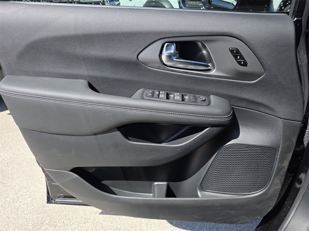 2025 Chrysler Pacifica photo 15