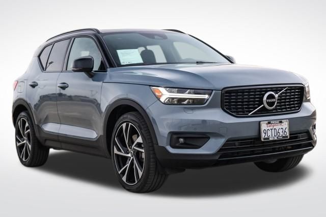 2022 Volvo XC40 R-Design photo 3