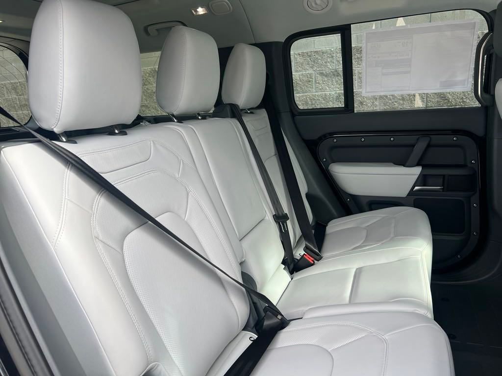 2025 Land Rover Defender 130 X-Dynamic SE photo 12