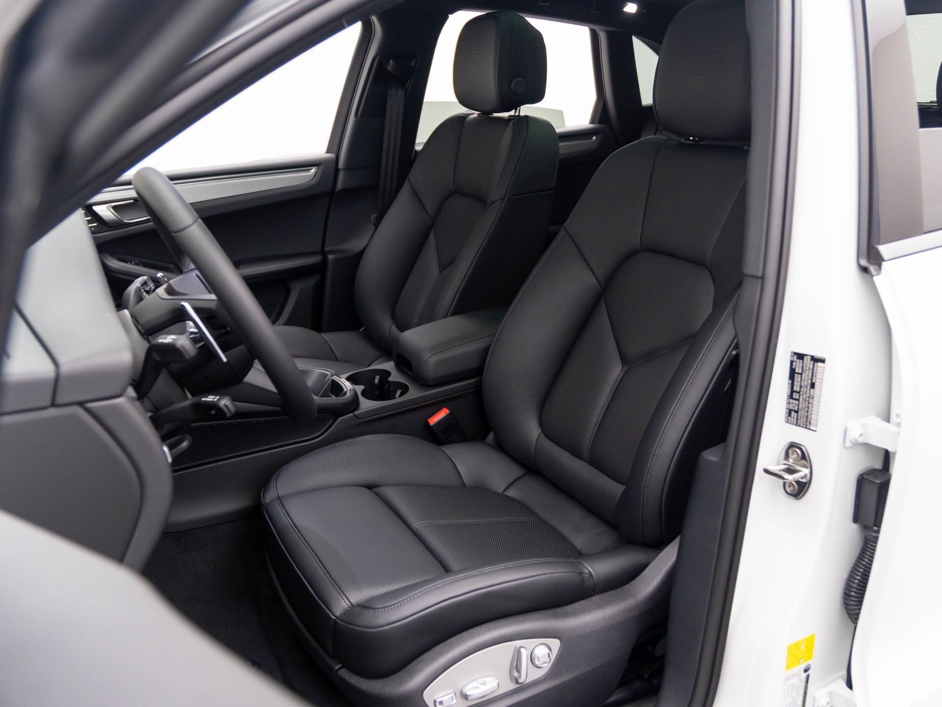 2025 Porsche Macan photo 4