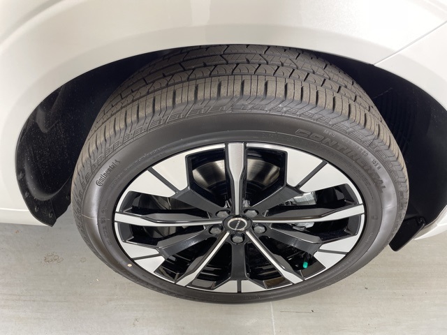 2026 Volvo XC60 Plus photo 11