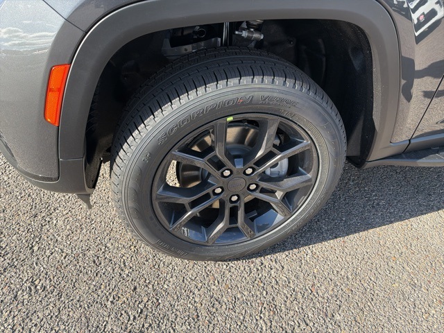 2025 Jeep Grand Cherokee Limited photo 4