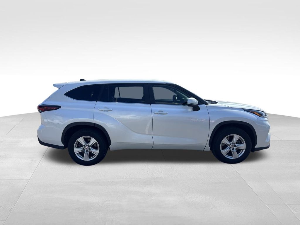 2024 Toyota Highlander LE photo 3
