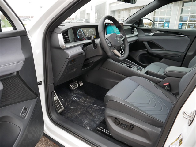 2026 Volkswagen Tiguan SE R-Line Black photo 4