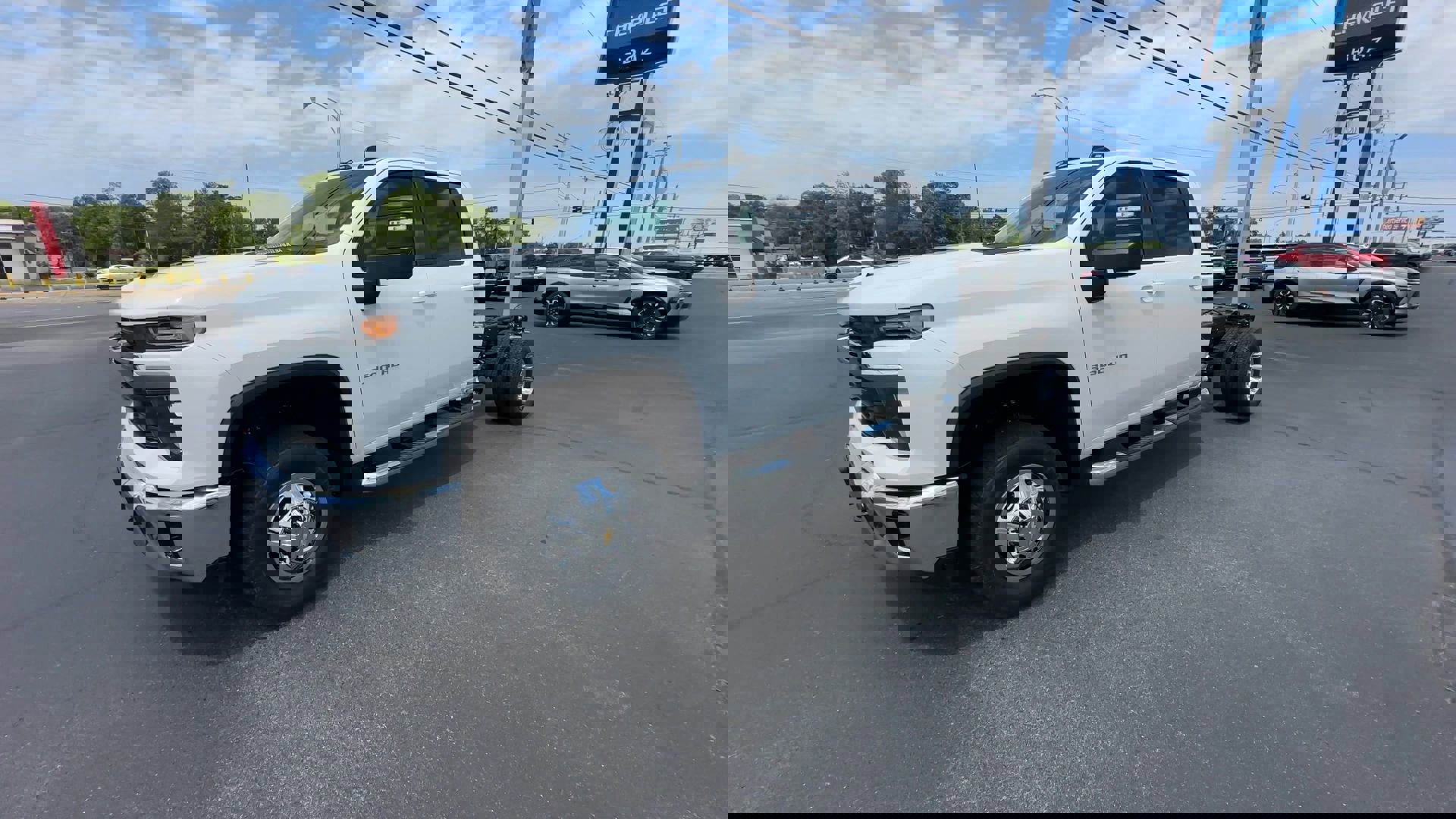 2025 Chevrolet Silverado 3500HD LT photo 4
