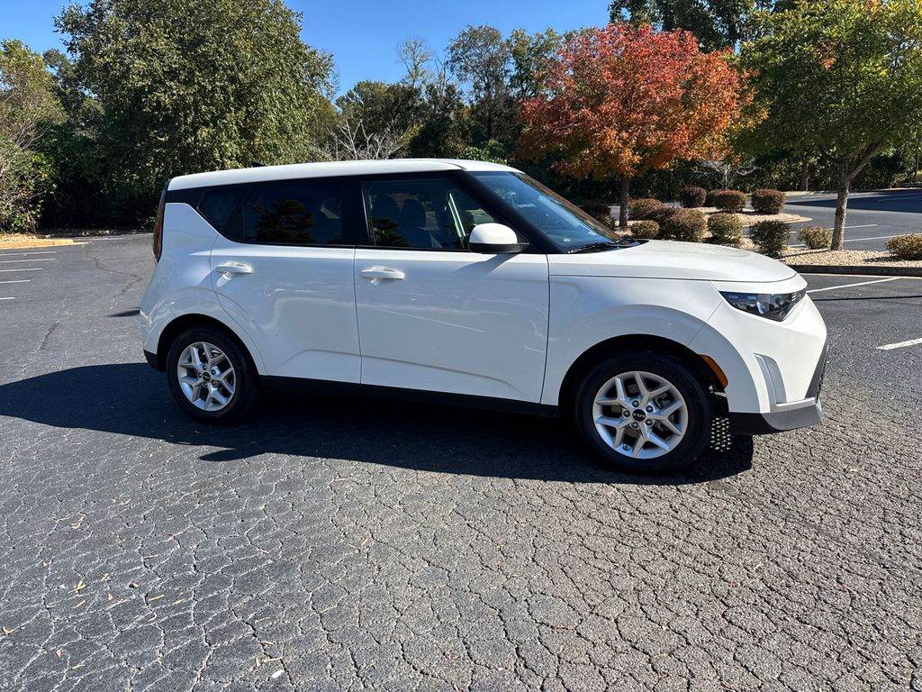 2024 Kia Soul LX photo 2
