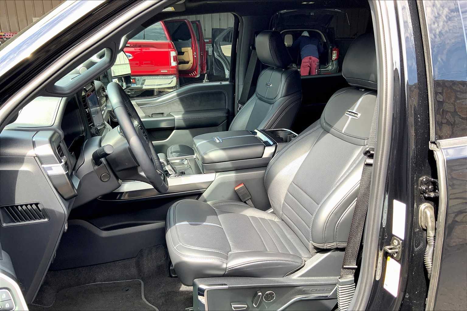 2025 Ford F-150 Platinum photo 5
