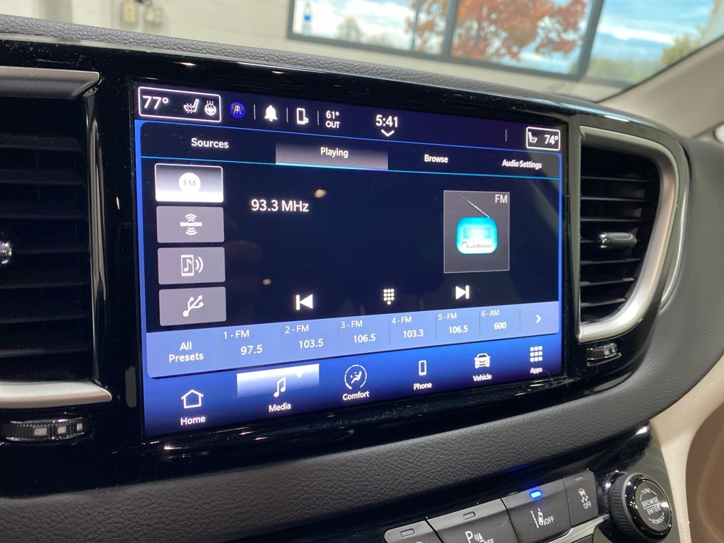 2024 Chrysler Pacifica Touring L photo 4