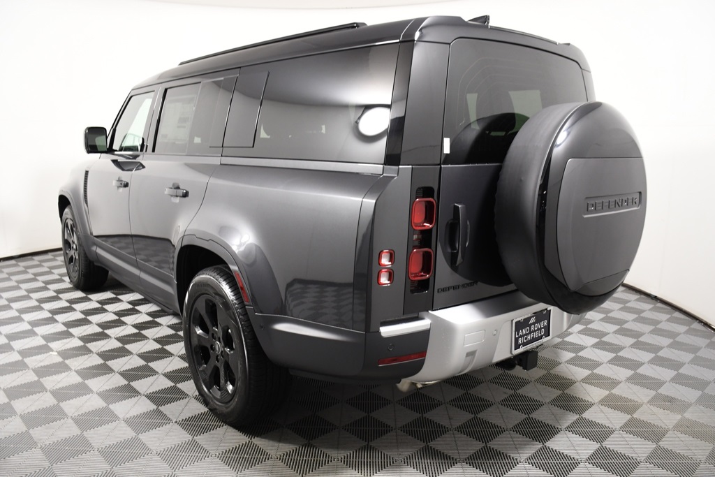 2025 Land Rover Defender 130 S photo 4