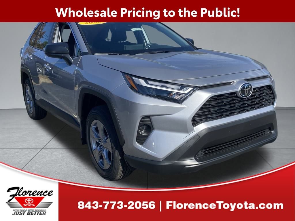 2025 Toyota RAV4 LE's photo