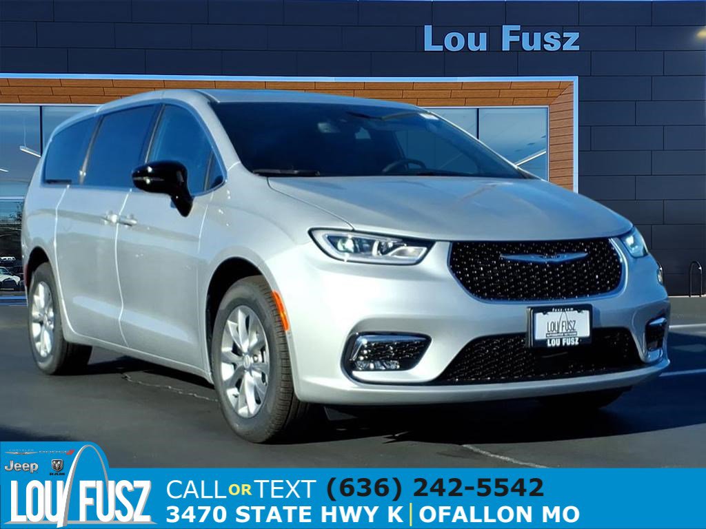 2026 Chrysler Pacifica Select's photo