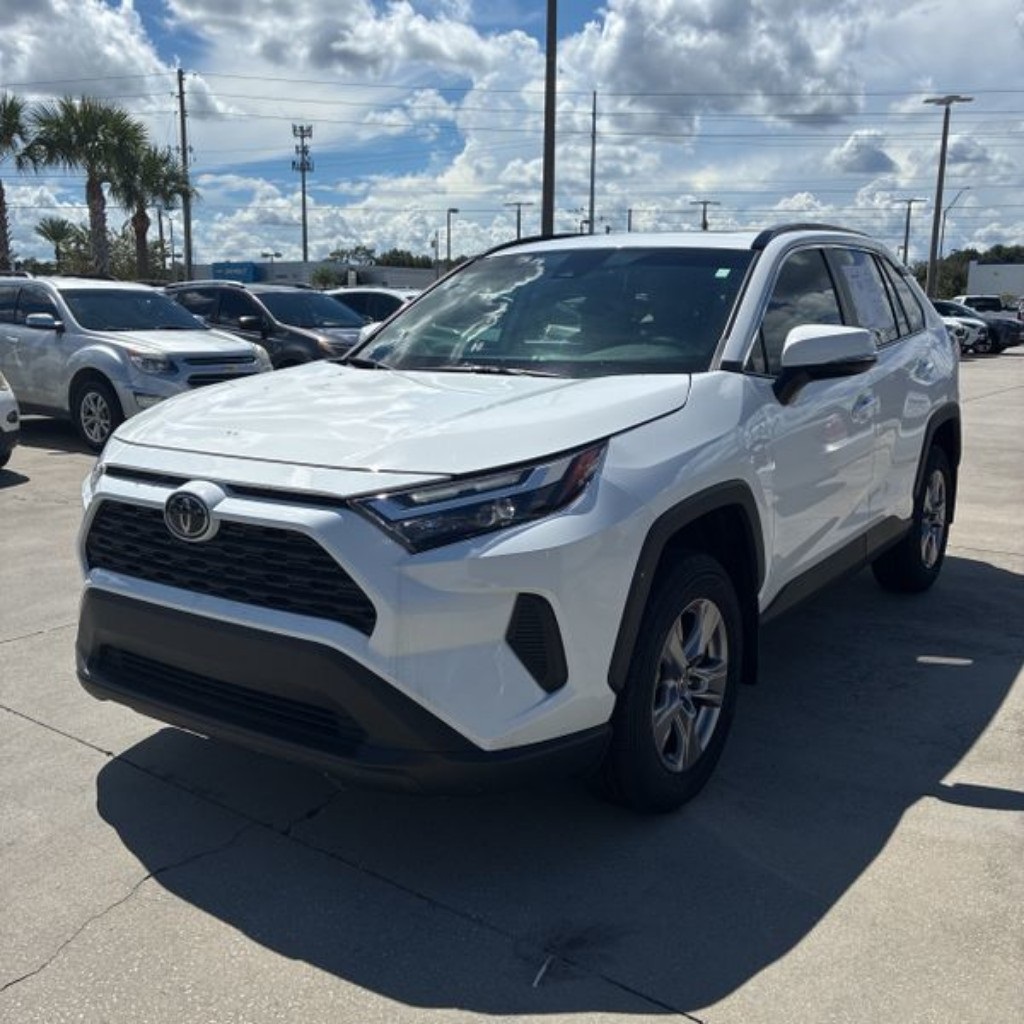 2024 Toyota RAV4 XLE photo 2