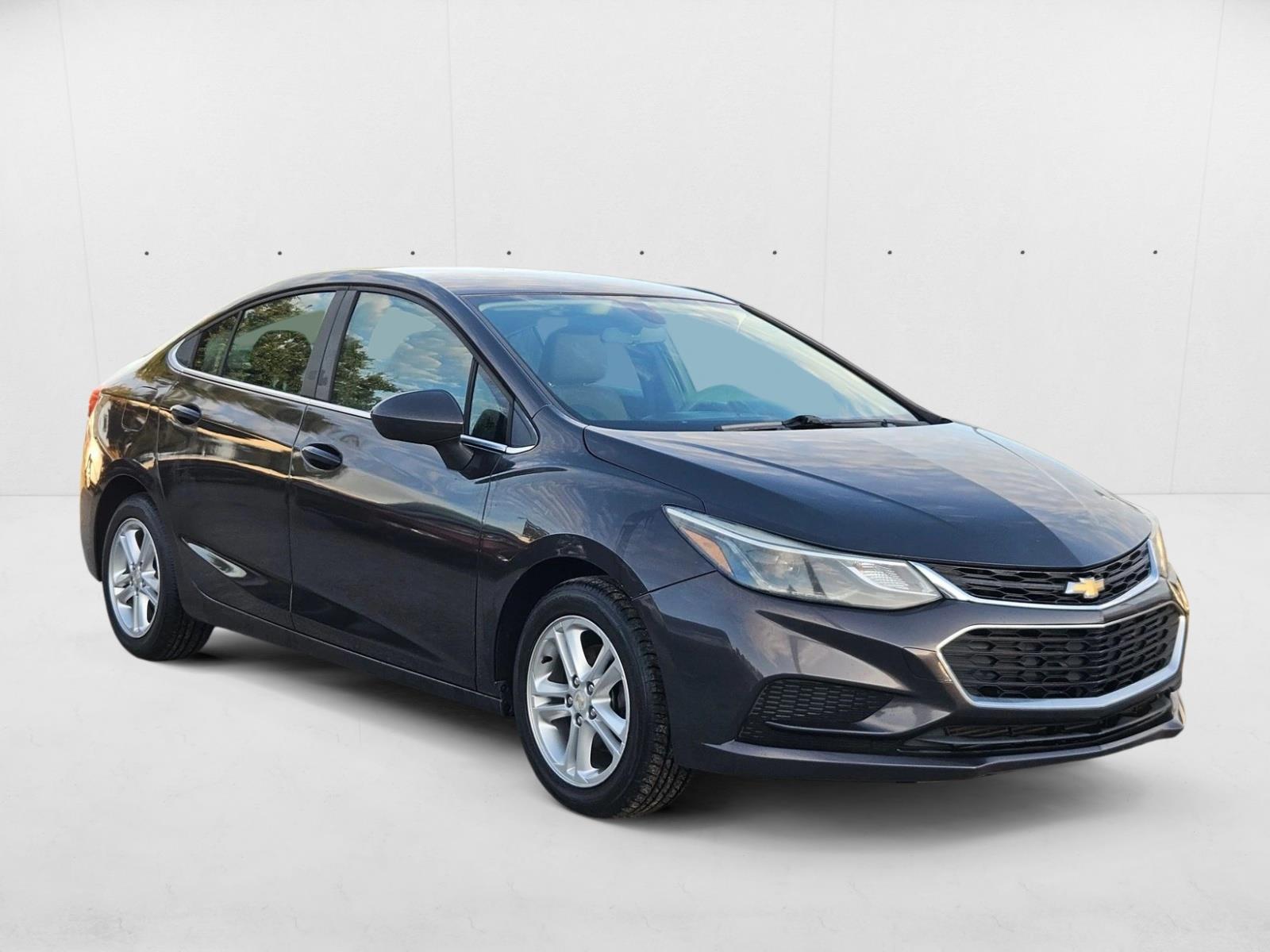 2017 Chevrolet Cruze LT photo 2
