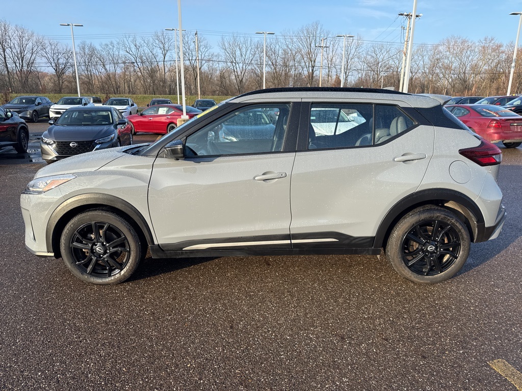 2022 Nissan Kicks SR photo 2
