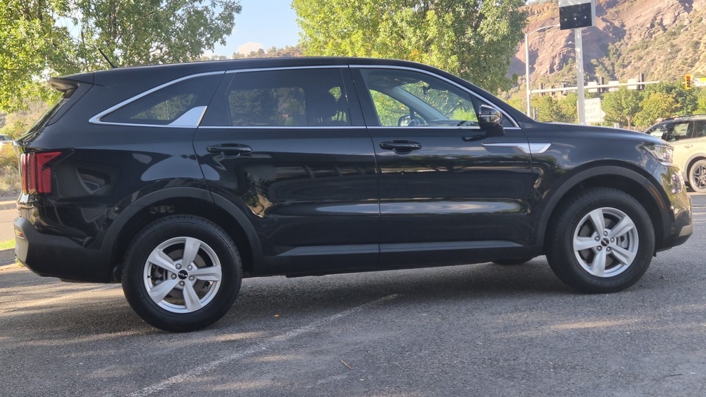 2023 Kia Sorento LX photo 8