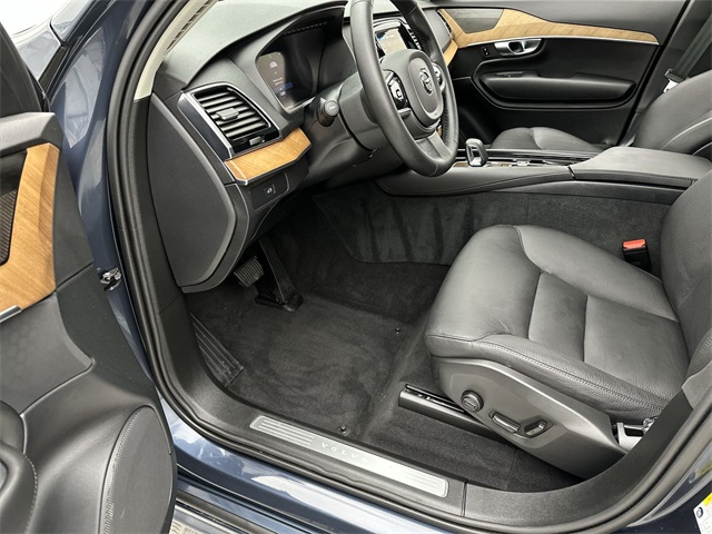 2025 Volvo XC90 AWD Plus photo 3
