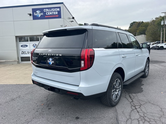 2025 Ford Expedition photo 2