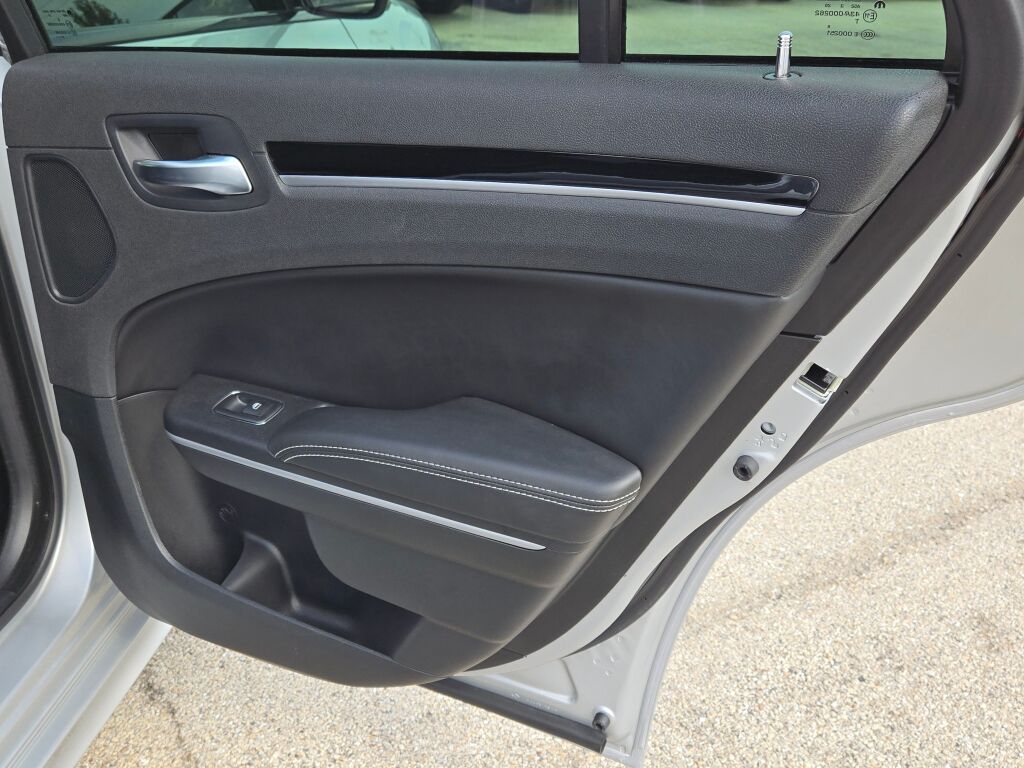 2023 Chrysler 300 photo 9