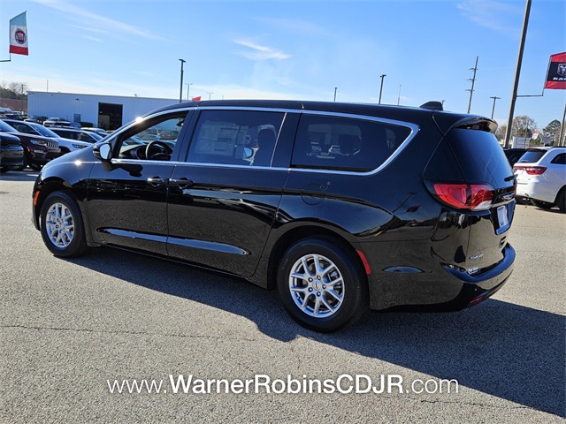 2025 Chrysler Voyager LX photo 9