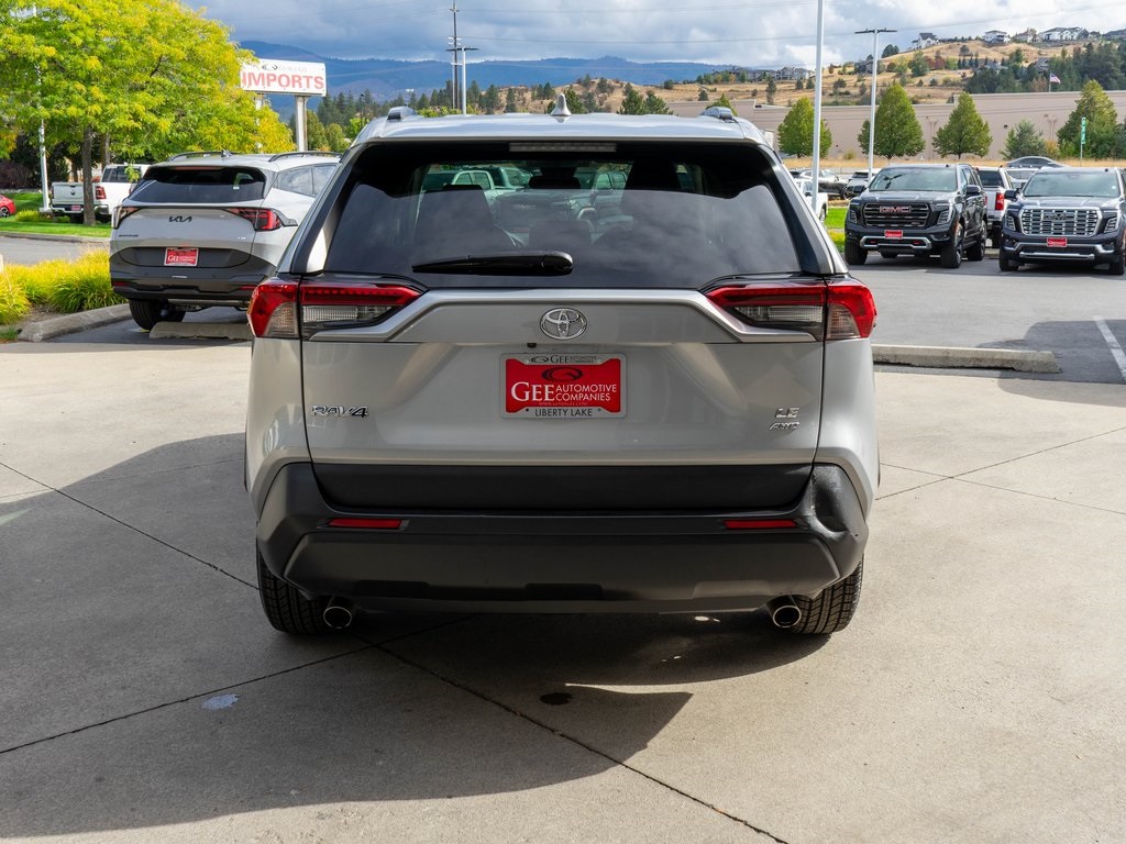 2019 Toyota RAV4 LE photo 4