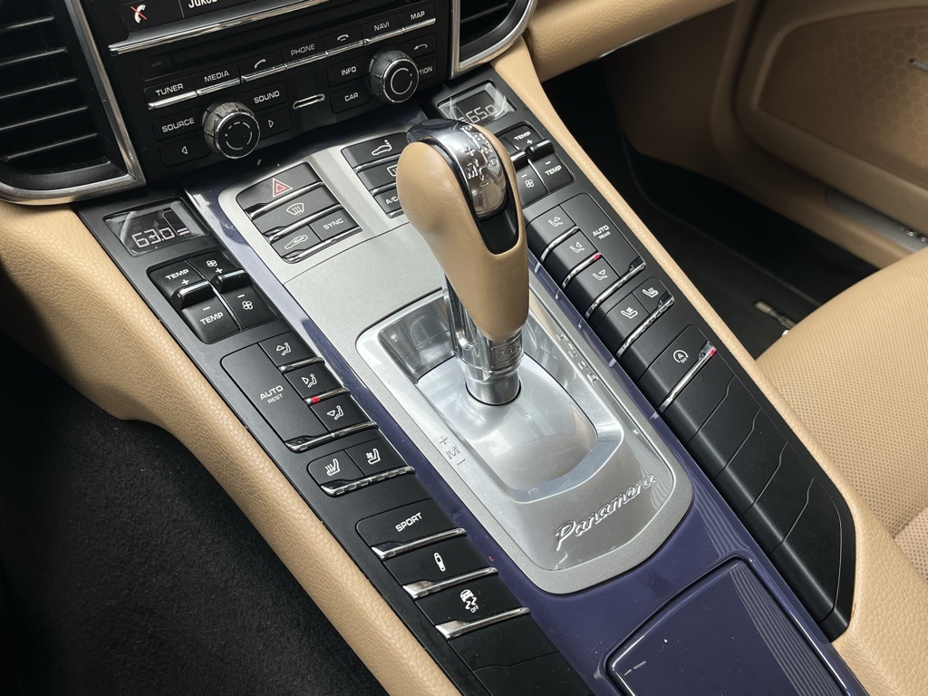 2015 Porsche Panamera Base photo 17