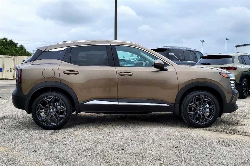 2025 Nissan Kicks SR photo 3