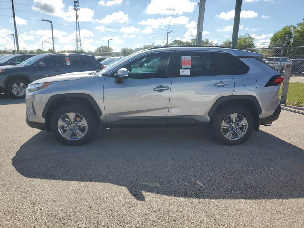 2025 Toyota RAV4 Hybrid XLE photo 7