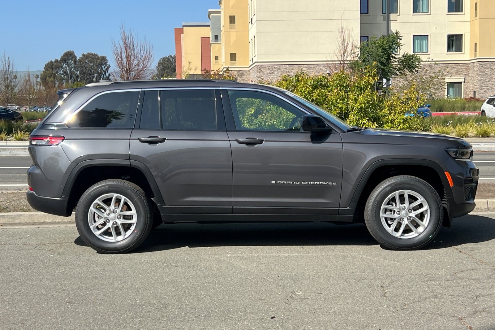 2025 Jeep Grand Cherokee Laredo X photo 2