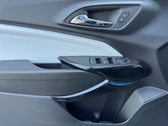 2025 Chevrolet Trax LT photo 9