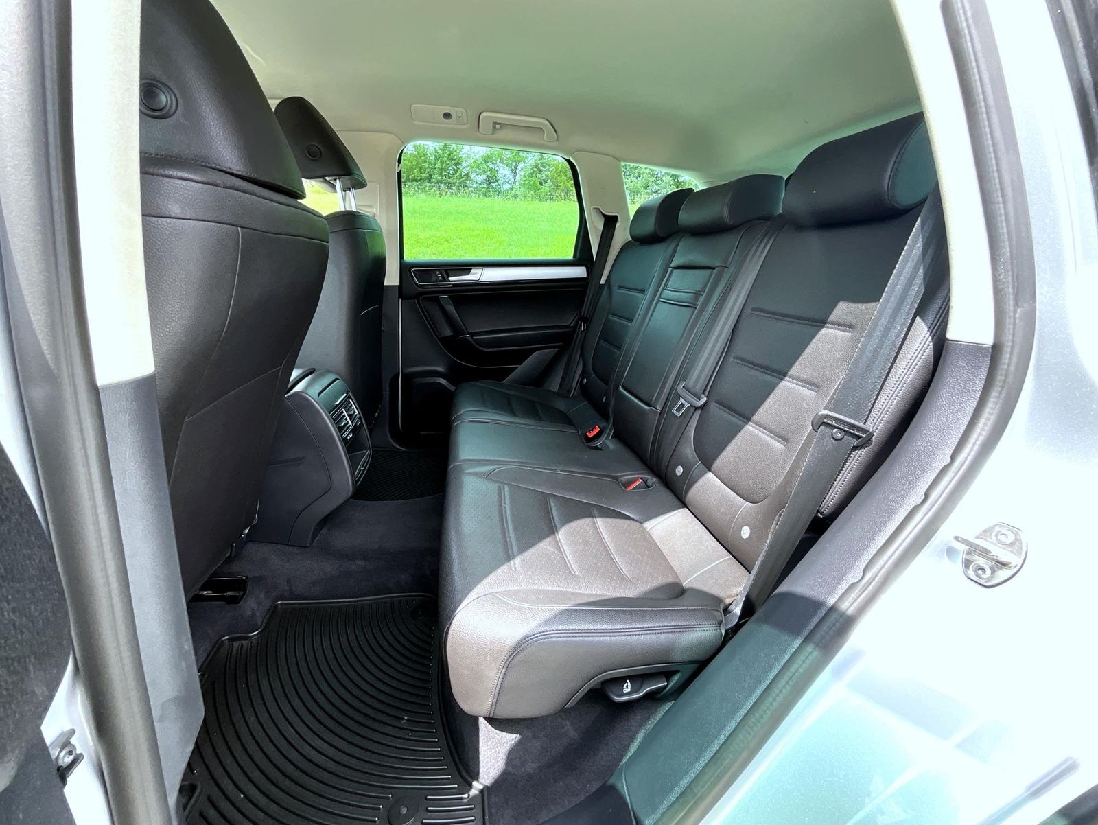 2017 Volkswagen Touareg V6 Sport photo 11