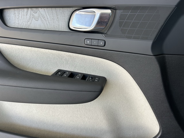 2025 Volvo XC40 Plus photo 8