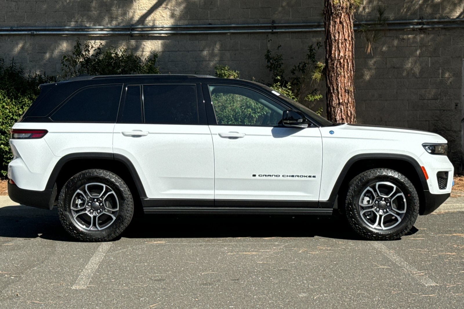 2023 Jeep Grand Cherokee Trailhawk 4xe photo 2