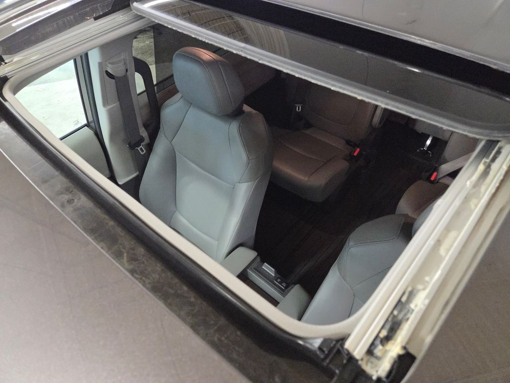 2022 Toyota Sienna XLE photo 28