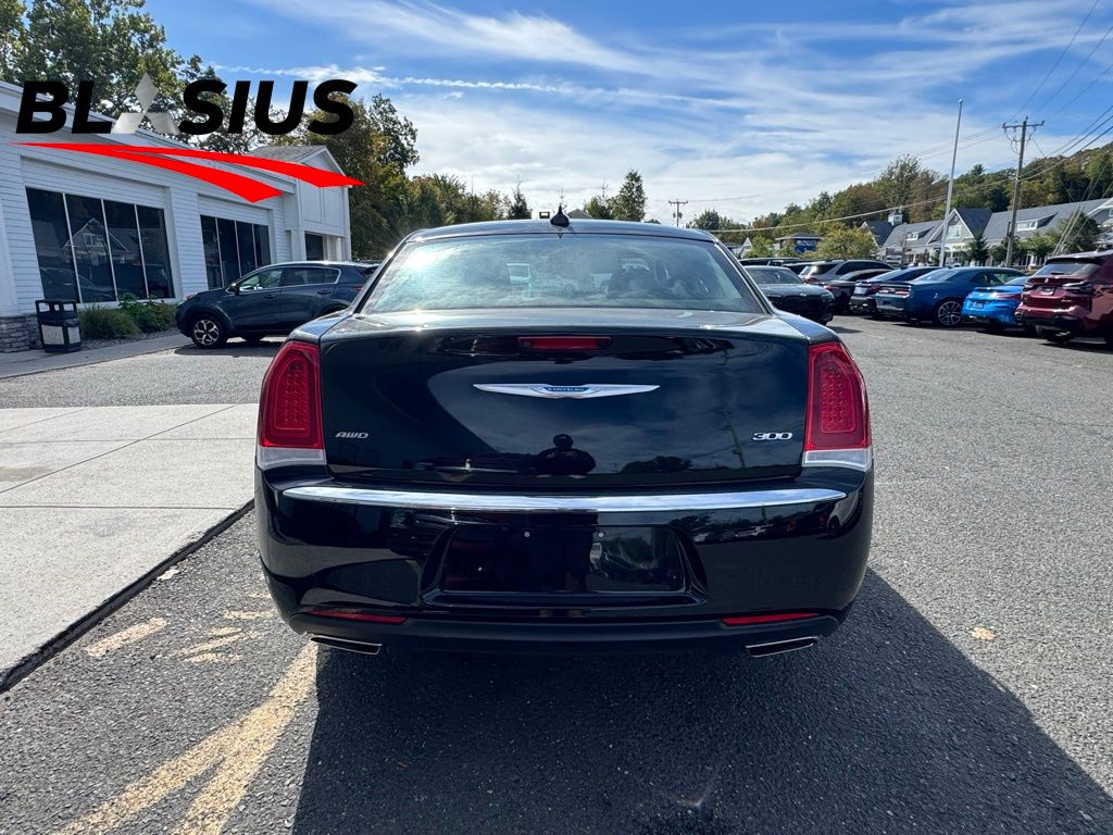 2022 Chrysler 300 Touring photo 5