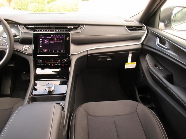 2025 Jeep Grand Cherokee Laredo photo 14