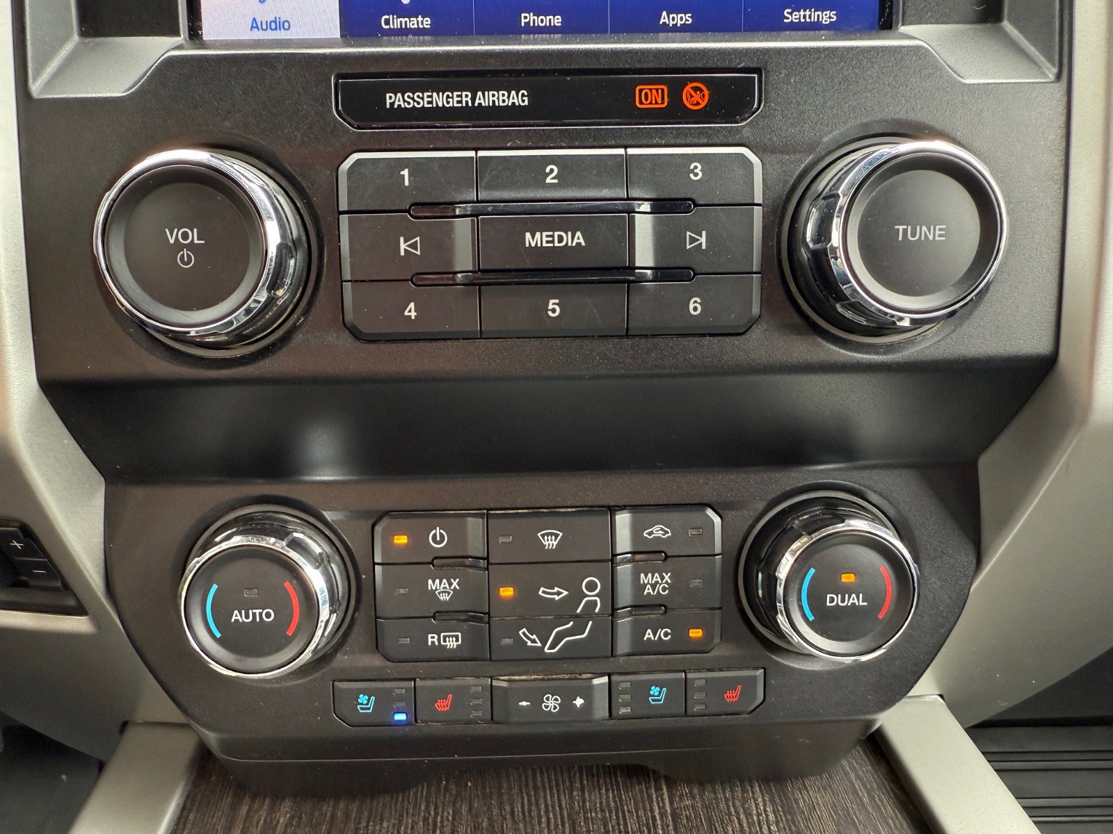 2020 Ford F-250 Lariat photo 24