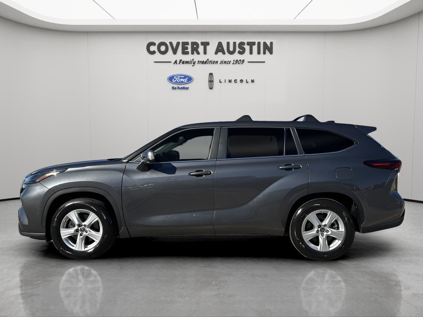 2025 Toyota Highlander LE photo 2