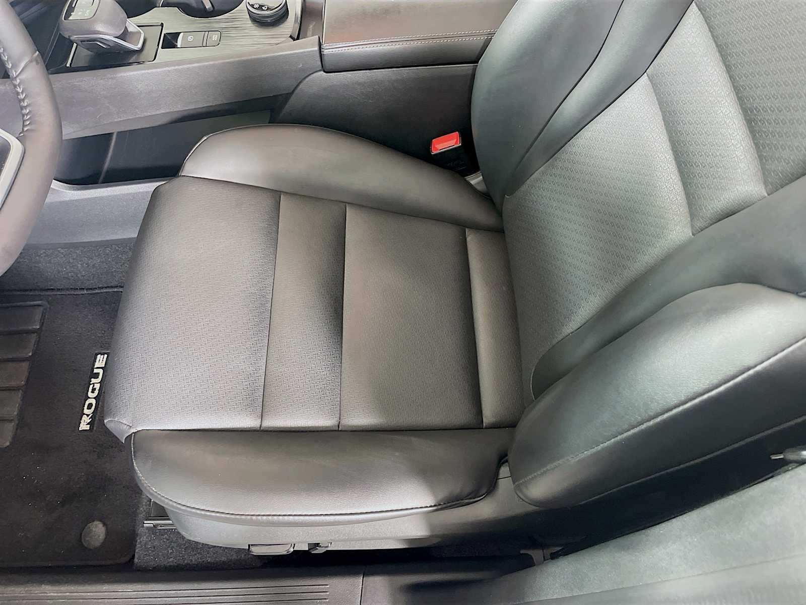 2021 Nissan Rogue SV photo 14