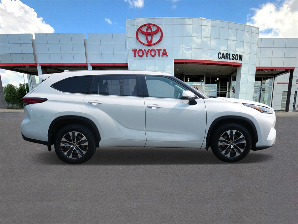2022 Toyota Highlander XLE photo 3