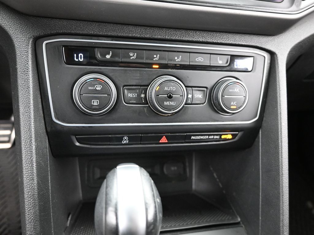 2021 Volkswagen Atlas V6 SE Technology R-Line photo 9