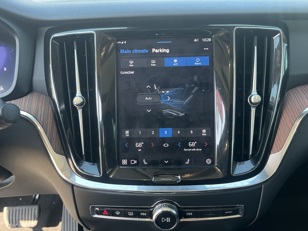 2024 Volvo S60 B5 Plus photo 3