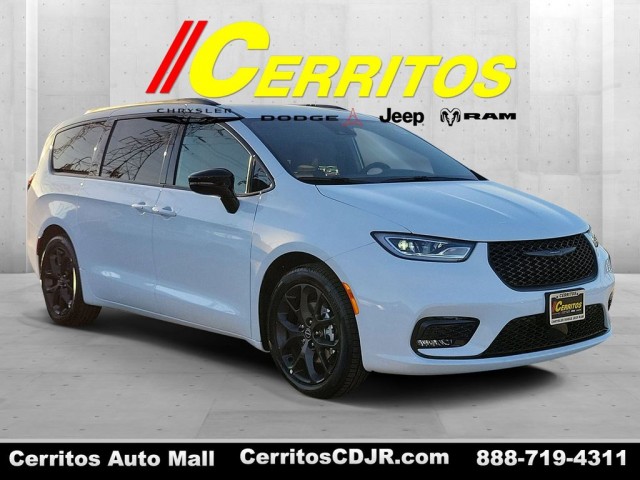 2026 Chrysler Pacifica Select's photo