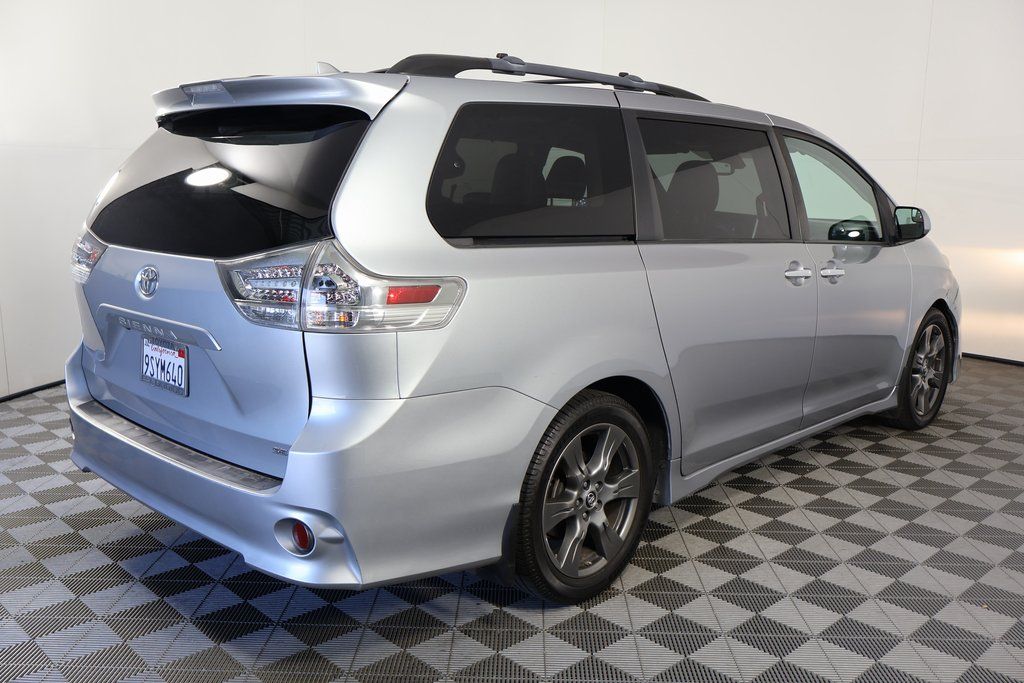 2020 Toyota Sienna SE photo 2