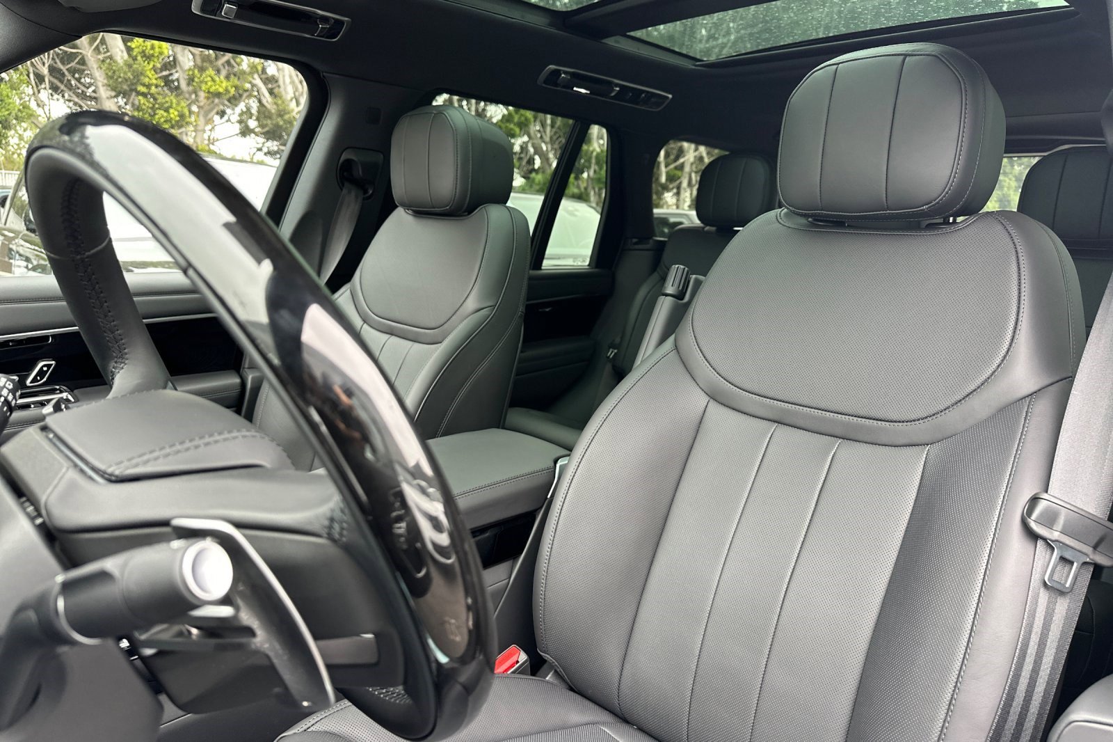 2025 Land Rover Range Rover SE photo 4