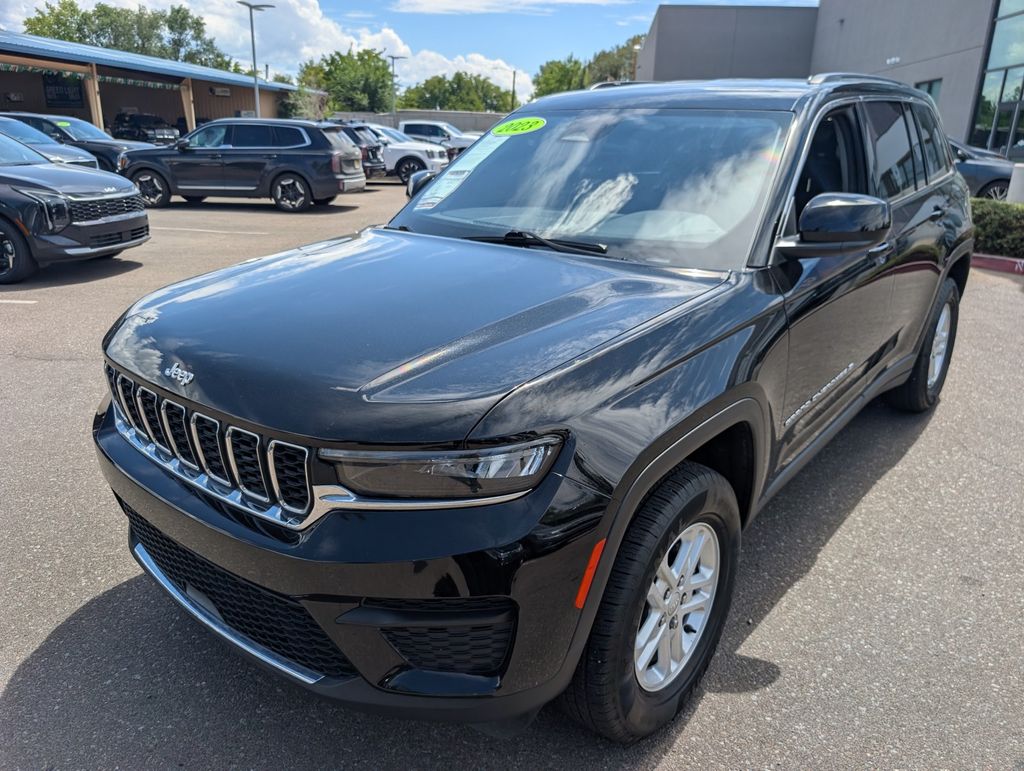 2023 Jeep Grand Cherokee Laredo photo 2