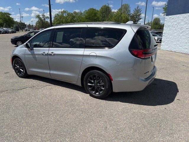 2021 Chrysler Pacifica Touring photo 3