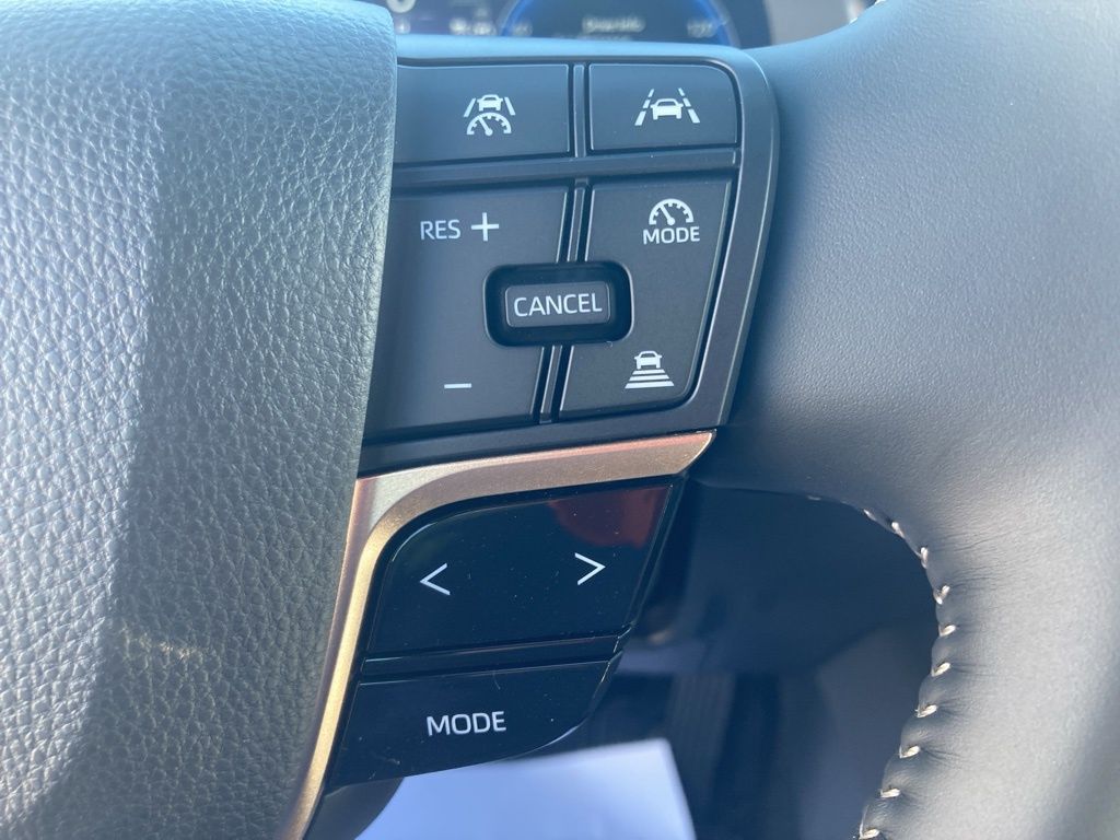 2025 Toyota Crown XLE photo 17